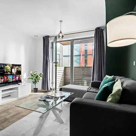 Stylish - Centre - Balcony - Fast Wifi - Netflix - Rated - 83s *