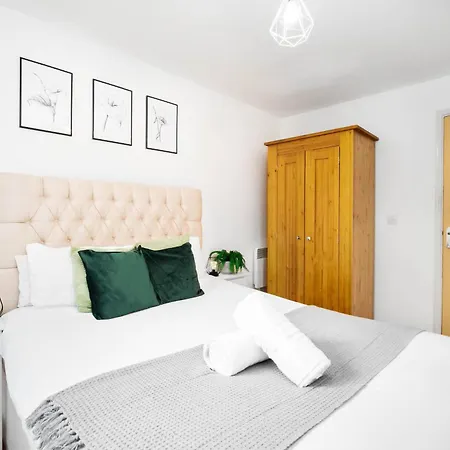 Stylish - Centre - Balcony - Fast Wifi - Netflix - Rated - 83s *